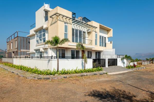 ELIVAAS White House 4-BHK Villa with Panoramic Hill Views, Glass Room, Outdoor Pool & Dam nearby, Rezerwuj  Igatpuri 