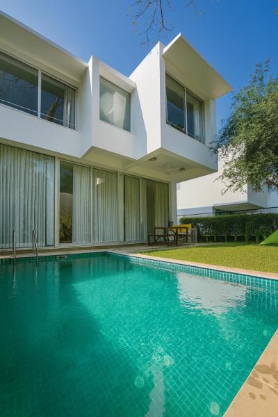 Plunge Villa - Dive Into Relaxation, Rezerwuj  Hotele w Nowe Delhi z basenem, Basen