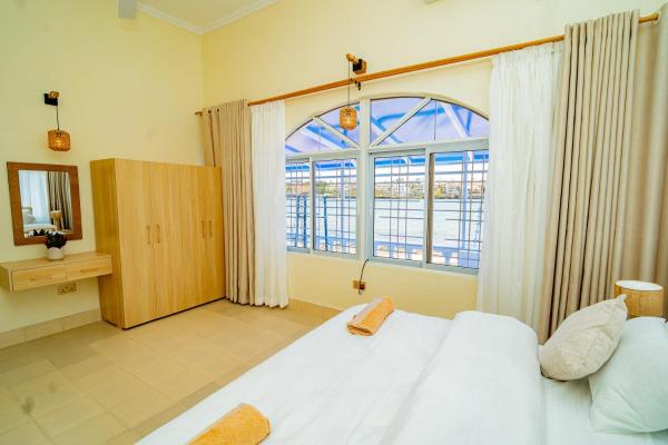 Talab Holidays, Rezerwuj  Hotele w Coast Region z Basenem, Basen