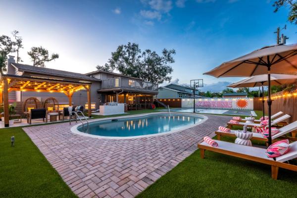 Casa Palmera Family Villa 5 Minutes to the Beach with Heated Pool and Outdoor Cinema, Rezerwuj  Seminole Floryda