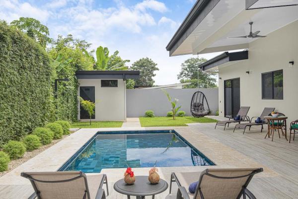 Brand New Villa! - Just 10 Mins Walk To The Beach, Rezerwuj  Hotele w Puntarenas z basenem, Basen