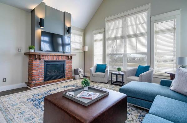 Bears Den - Hot Tub - Ski Views - Walk to Village, Rezerwuj  Hotele w Ontario z Parkingiem, Parking