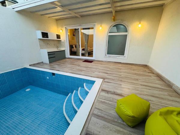 Lifeline Villas - Luxurious Couple Suite With Private Plunge Pool, Rezerwuj  Hotele w Nowe Delhi z basenem, Basen