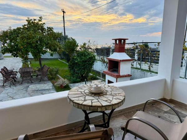 Sunrise Beach Front Villa by BookVillaEU, Rezerwuj  Nea Kalikratia 