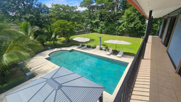 Casa Lapa Herradura con piscina grande privada, Rezerwuj  Hotele w Puntarenas z basenem, Basen