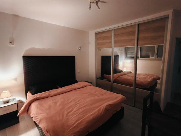 Locations de Chambres Proches de Paris à Massy, Rezerwuj  Hotele w Massy z basenem, Basen