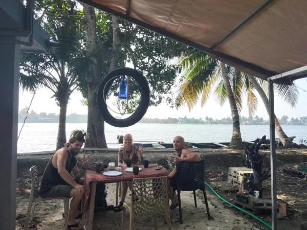 Lakecampers for foreign travellers, Rezerwuj  Alappuzha Nowe Delhi