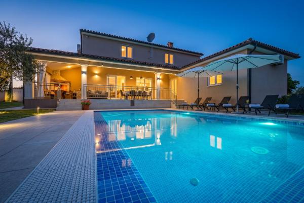 Villa Karla near Pula for 8 persons with private pool, kids playground & pet friendly, Rezerwuj  Hotele w Divsici z basenem, Basen