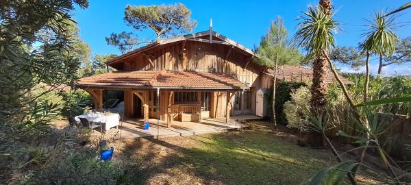 Belle Villa Familiale entre Agapanthes et Bambous, Rezerwuj  Hotele w Akwitania z parkingiem, Parking