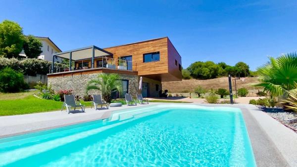 Casamea - Villa Familiale, Piscine chauffée, Clim, Rezerwuj  Hotele w Korsyka z Basenem, Basen