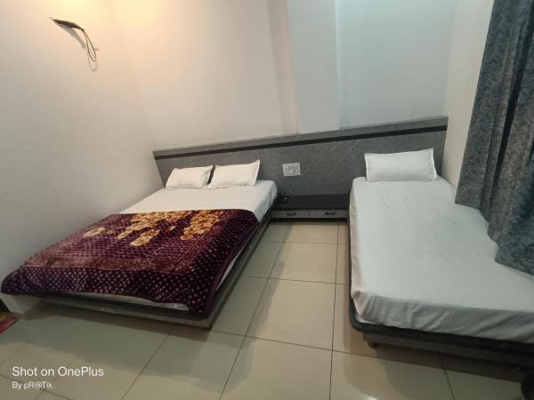 Hotel Madhuram 450 Mtr Ringus Railway STN, Rezerwuj  Hotele w Rīngas z parkingiem, Parking