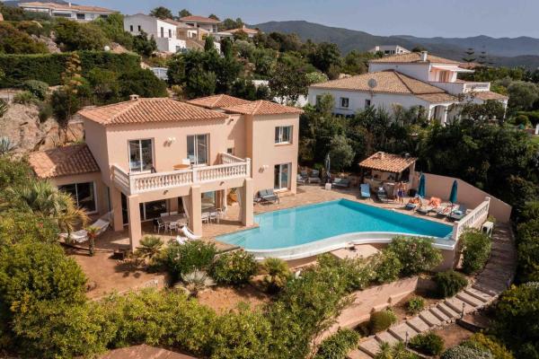 Villa de standing 12 couchages - vue sur mer - piscine à débordement chauffée, Rezerwuj  Albitreccia Korsyka