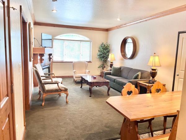 Cozy Family Zermatt King Villa with Kitchen Near Park City & Deer Valley Ski Resorts - 1085, Rezerwuj  Hotele w Mound City z Basenem, Basen
