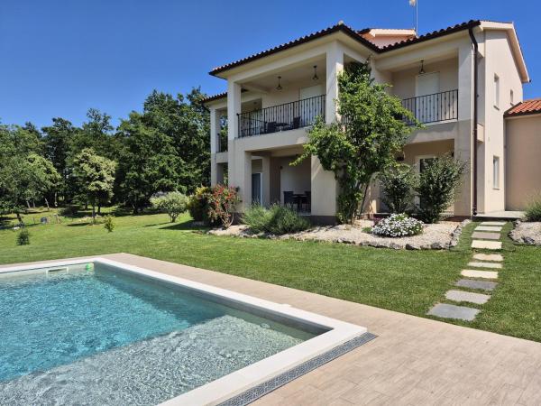 Villa Noela in Rakalj for 6 persons with large garden, kids playground - only 2,5 km from beach, Rezerwuj  Hotele w Rakalj z basenem, Basen