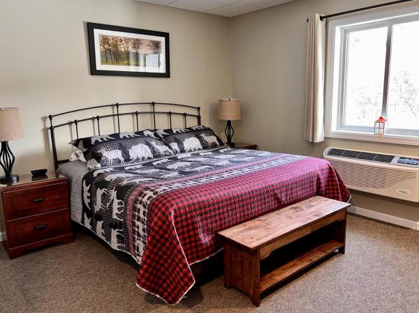 Top Floor King Room with River View and Pool near Loon Mountain, Rezerwuj  Hotele w New England z basenem, Basen