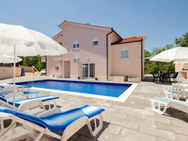 Charming Villa Nina with Pool, Rezerwuj  Hotele w Split-Dalmatia County z Parkingiem, Parking