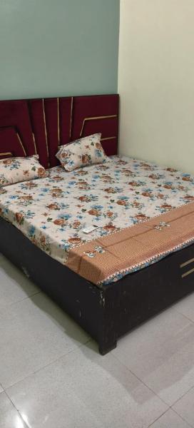 Yamuna Kunj Homestay, Rezerwuj  Hotele w Nagar z Parkingiem, Parking