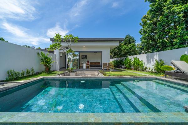 Casa de River Nyanyi - 2BR Villa Private Pool with River and Jungle View, Rezerwuj  Hotele w Munggu z Basenem, Basen