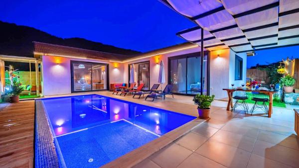 2 Bedroom Secluded Villa in Saribelen, Rezerwuj  Hotele w Mediterranean Region Turkey z Basenem, Basen