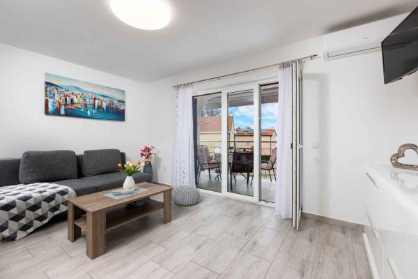 Apartments in Malinska - Insel Krk 53323, Rezerwuj Apartament Hotele w Kvarner Islands z Parkingiem, Parking