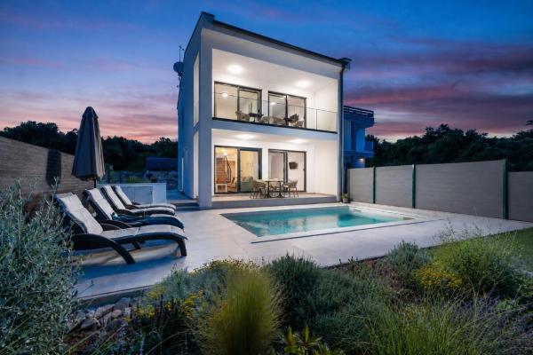 NEW Villa Artec with Sea View, Rezerwuj  Hotele w Pula Region z basenem, Basen