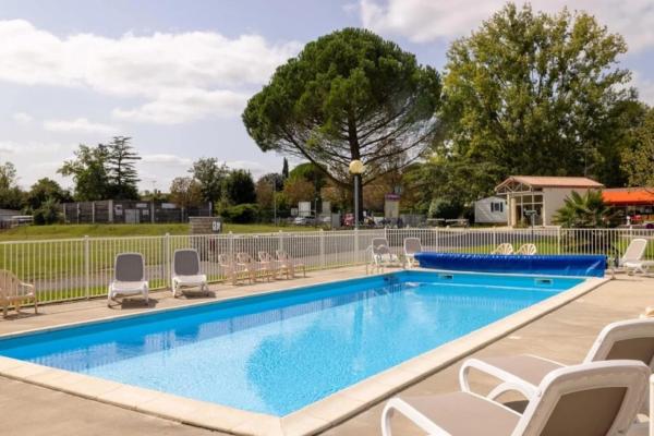 ZEcamping 3 animaux acceptés piscine et restaurant, Rezerwuj  Hotele w Saintes z Basenem, Basen