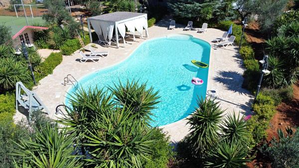 Villa Frande - Con Ampia Piscina E Campo Da Gioco Privato, Rezerwuj  Hotele w Alessano z Basenem, Basen