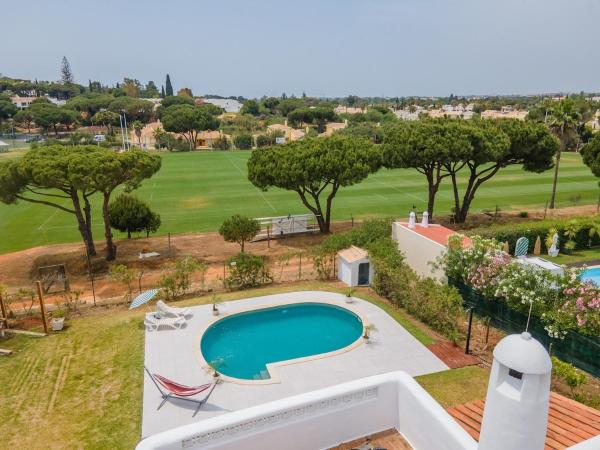 Villa Vilamoura NATURE GREEN GOLF AND POOL, Rezerwuj  Hotele w Algarve z Parkingiem, Parking