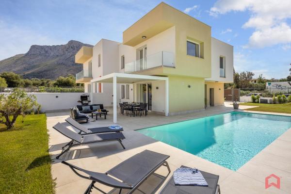 Brand New Villa with Private Heated Pool, Rezerwuj  Hotele w Sycylia z basenem, Basen