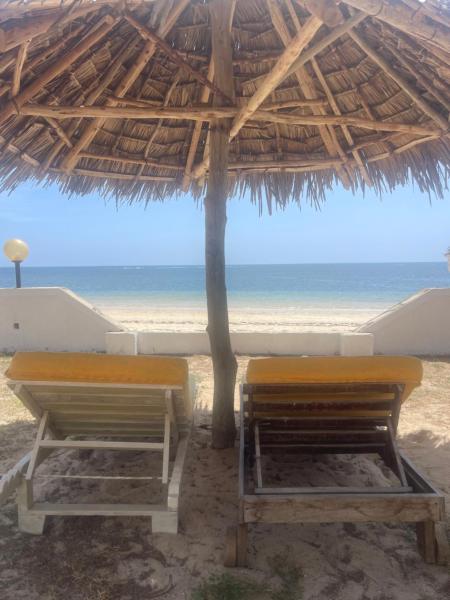 Dada Suites De Luxe Ocean Beachfront B&B, Rezerwuj  Hotele w Coast Region z Basenem, Basen