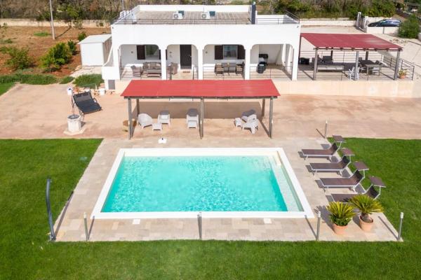 Villa Silenzio con piscina riscaldata a Ostuni, Rezerwuj  Hotele w Valle d'Itria z parkingiem, Parking