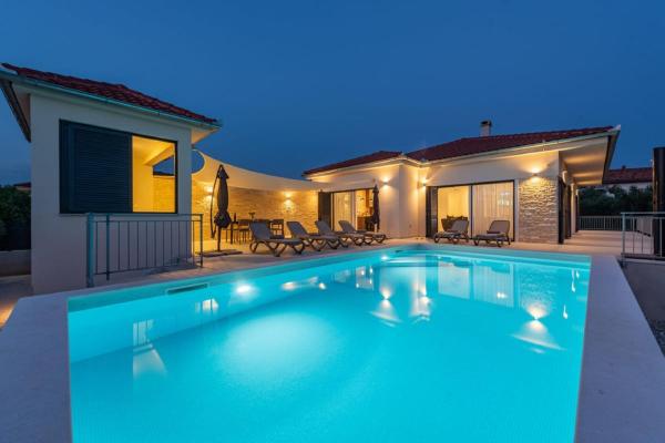 Villa Paloma with pool, Rezerwuj  Hotele w Zadar County z basenem, Basen