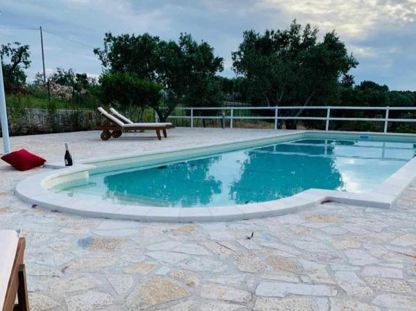Villa Bianca by TripOstuni, Rezerwuj  Hotele w Valle d'Itria z basenem, Basen