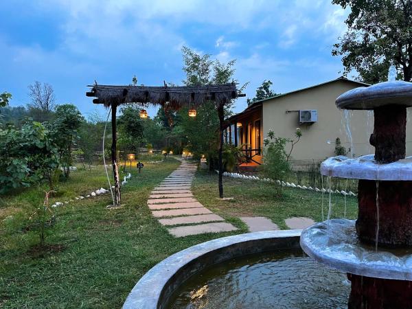 Grand Narmada Jungle Homestay Resort-Bandhavgarh, Rezerwuj  Hotele w Nowe Delhi z basenem, Basen