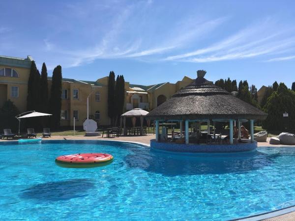 Mediterran Apartman with Pool, Rezerwuj  Hotele w Somogy z Parkingiem, Parking