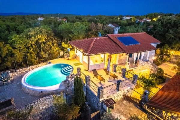 Villa Nana with a swimming pool, Rezerwuj  Hotele w Kvarner Islands z Basenem, Basen