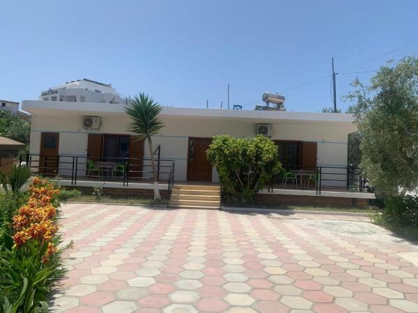 Guesthouse Sueda, Rezerwuj  Hotele w Vlorë County z parkingiem, Parking