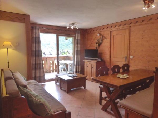 Appartement 3 pièces pour 6 à Méribel Village, accès piscine et Wi-Fi - FR-1-411-406, Rezerwuj  Hotele w Owernia z Basenem, Basen