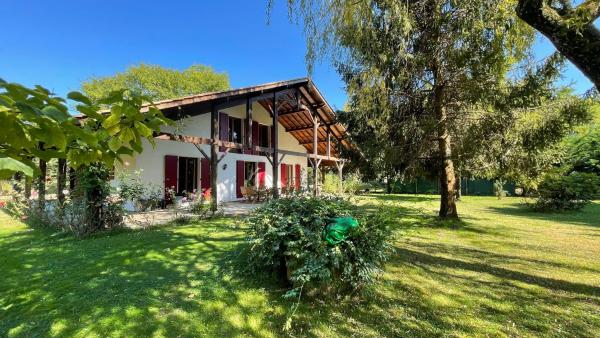 Villa au milieu des pins / bord du lac, Rezerwuj  Hotele w Akwitania z parkingiem, Parking
