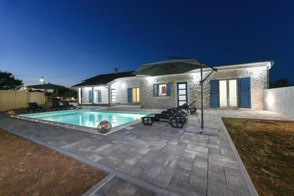 Villa Rafajela - Private Pool, Rezerwuj  Hotele w Zadar County z basenem, Basen