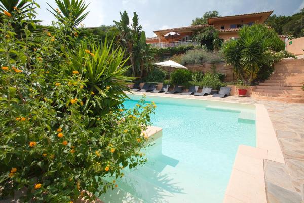 Villa Mimosa, Rezerwuj  Hotele w Korsyka z Basenem, Basen