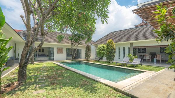 Villa Alana, 3 BR Villa in Kerobokan, Rezerwuj  Hotele w Kalimantan z Basenem, Basen
