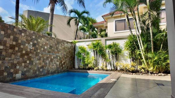 Private Luxury Pool Villa in Samborondón, Rezerwuj  Hotele w Guayas z Parkingiem, Parking
