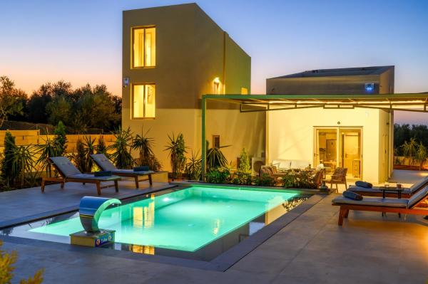 Villa Thalassa & Villa Elia - Luxury Villas with Private Heated Pool, Rezerwuj  Hotele w Retimno z parkingiem, Parking