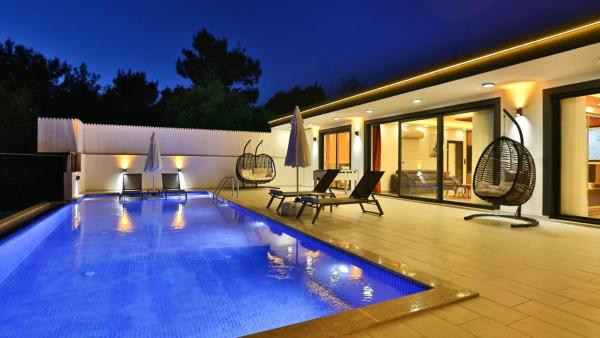 Uzumlu Village 2 Bedroom Luxury Villa, Rezerwuj  Hotele w Mediterranean Region Turkey z Basenem, Basen