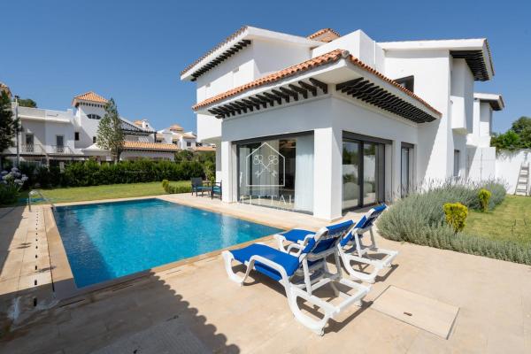 Luxury Villa with Private Pool, Rezerwuj  Hotele w Tanger-Tetouan z Basenem, Basen