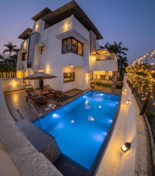 Aarna Villa nr Valvan Dam, Rezerwuj  Hotele w Lonavala z Basenem, Basen