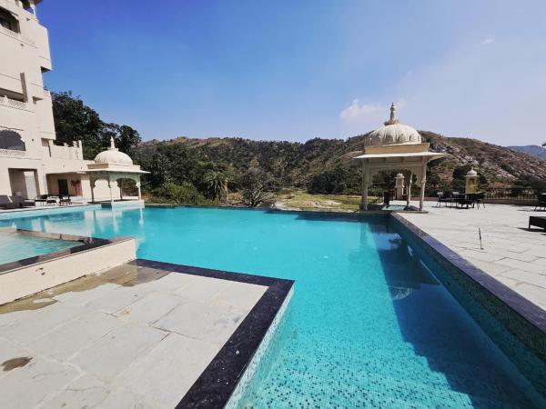 Kanooja palace resort, Rezerwuj  Hotele w Gudali z Basenem, Basen