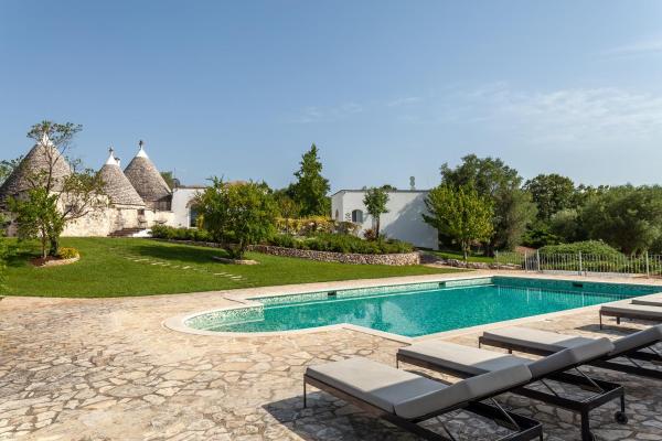 Trulli Lucia - Monte Papa Private Villa with Pool, Rezerwuj  Hotele w Valle d'Itria z parkingiem, Parking