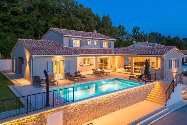 Villa Hygge -5 bedroom villa, Rezerwuj  Hotele w Labin z Basenem, Basen